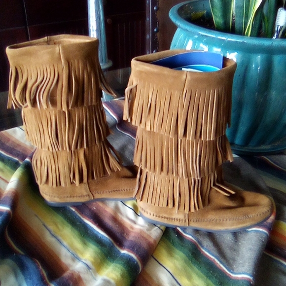 Minnetonka Brown Fringed Boot Moccasin NWOT - Picture 2 of 7
